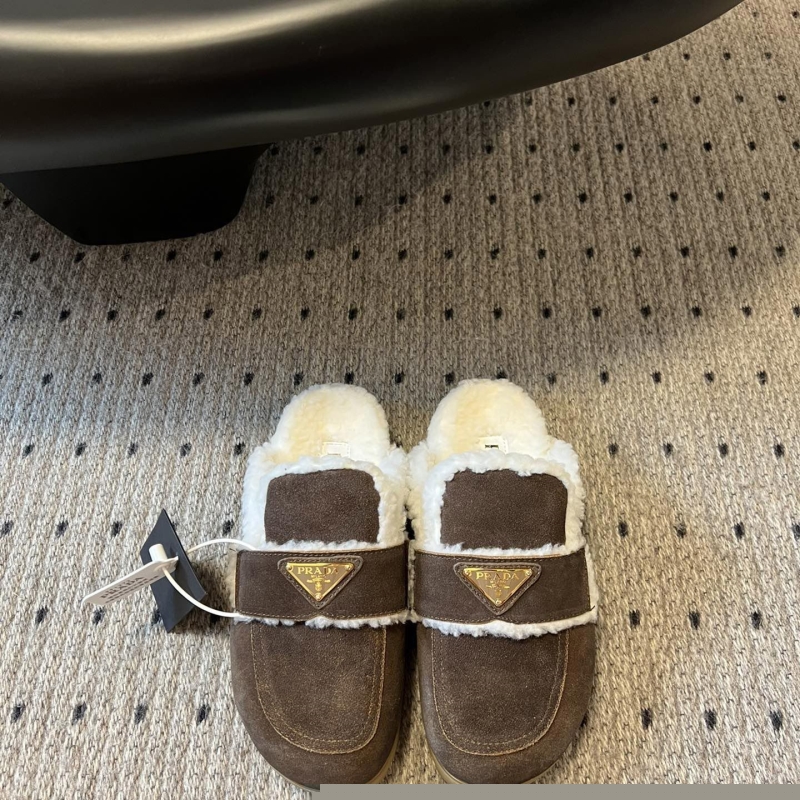 Pra*a slippers